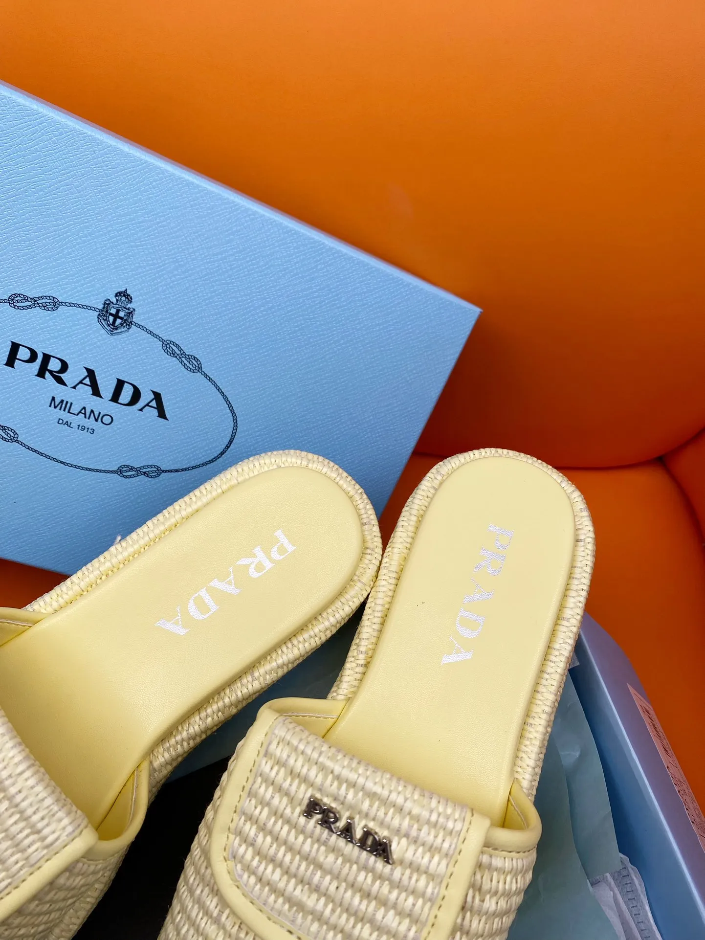 👟👟Ex-factory price 520👟👟 PRADA 2024ss raffia woven slippers This year's popular straw series, lazy people's must-have slippers are so good-looking on the feet. The whole pair of shoes is light, comfortable and bright colors meet the various choices of fashionable people of different styles! Original custom-made raffia Sheepskin lining 1:1 open mold outsole Size number: 35-39 (40 customizations are not returnable)
